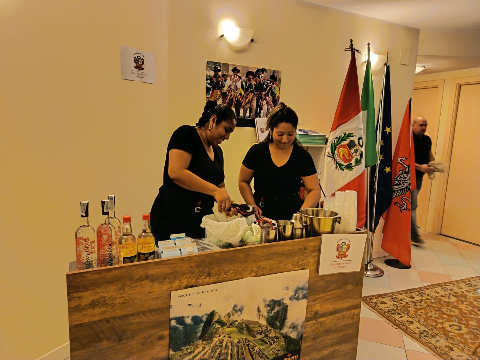 Preparazione di pisco sour e specialità peruviane al Consolato del Perù a Perugia