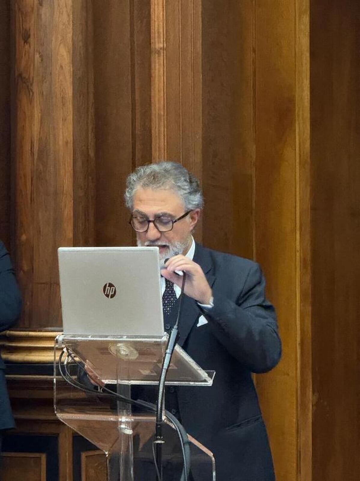 Manlio d'Agostino Panebianco, Console Onorario della Malaysia per il Nord Italia, modera il panel ASEAN al podio