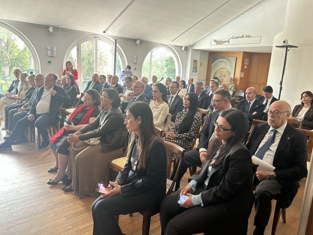La sala del Circolo degli Esteri di Roma gremita di consoli onorari durante l'Assemblea UCOI e il Congresso UCOIM