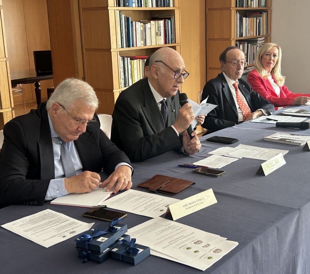 Il tavolo della presidenza durante un intervento sulla riforma della Farnesina