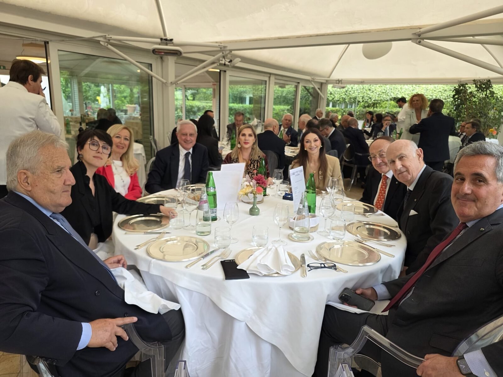 Momento conviviale sotto il tendone a margine dell'Assemblea UCOI e del Congresso UCOIM