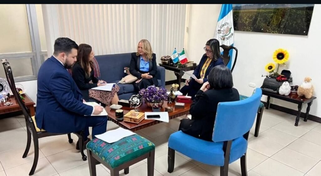 Incontro istituzionale con la bandiera del Guatemala