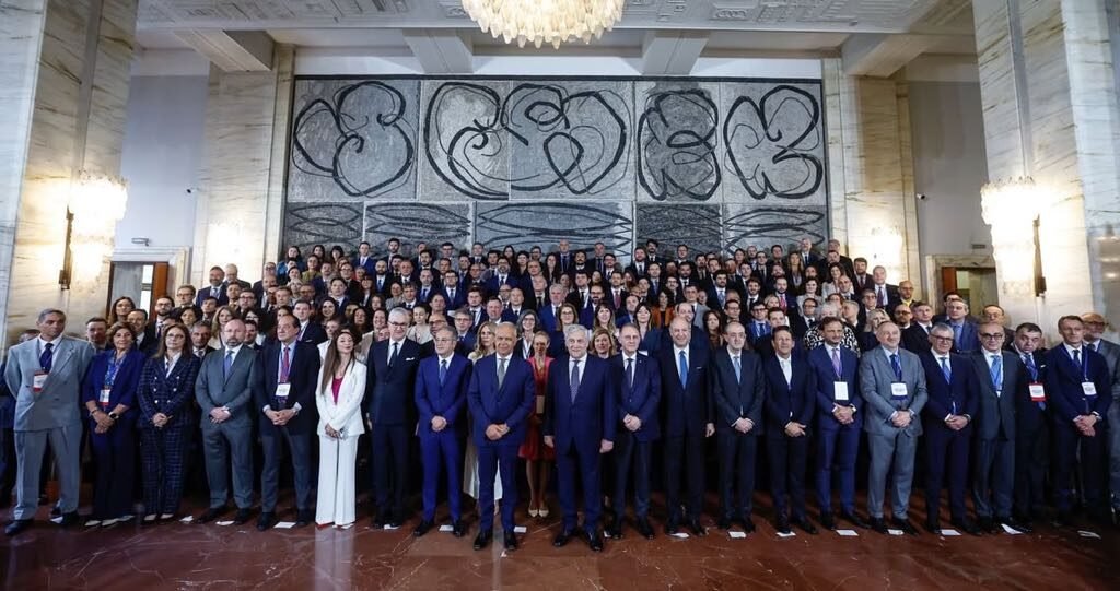 Foto di gruppo dei partecipanti alla Conferenza nella Sala dei Mosaici della Farnesina