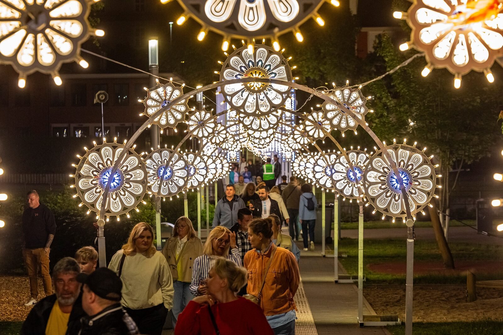 Le luminarie in stile pugliese illuminano un percorso pedonale nel centro di Hamm tra il pubblico in passeggiata